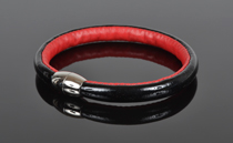 Armbånd i sort lak læder og rød kalveskind. 1 omgang med magnetlås i stål. Tykkelse 7,5 mm.